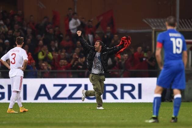 Genua, 18.11.2014 - Freundschaftsspiel 2014 - Albanien - Albanischer Flitzer stürmt mit der Nationalfahne auf das Feld - 