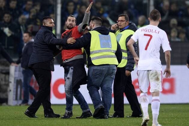 Genua, 18.11.2014 - Freundschaftsspiel 2014 - Albanien - Albanischer Flitzer stürmt auf das Feld - 