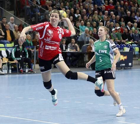 19.11.2014, xvex, Handball 1.Bundesliga Damen, VfL Oldenburg - Thüringer HC, v.l. Lydia Jakubisova ( Thüringer HC ) Kim Birke ( VfL Oldenburg )