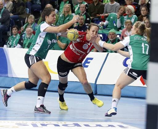 19.11.2014, xvex, Handball 1.Bundesliga Damen, VfL Oldenburg - Thüringer HC, v.l. Annika Meyer ( VfL Oldenburg ) Kerstin Wohlbold ( Thüringer HC ) Maike Schirmer ( VfL Oldenburg )