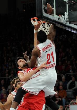 19.11.2014 - Basketball - Saison 2014 2015 - Eurocup : Brose Baskets Bamberg - Grissin Bon Reggio Emilia - HMI - Trevor Mbakwe (21, Brose Baskets Bamberg) gegen Cervi Riccardo (14, Reggio Emilia)