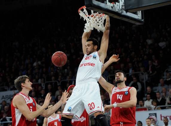 19.11.2014 - Basketball - Saison 2014 2015 - Eurocup : Brose Baskets Bamberg - Grissin Bon Reggio Emilia - HMI - Elias Harris (20, Brose Baskets Bamberg) mit Dunk gegen Cervi Riccardo (14, Reggio Emilia) und Polonara Achille (6, Reggio Emilia)