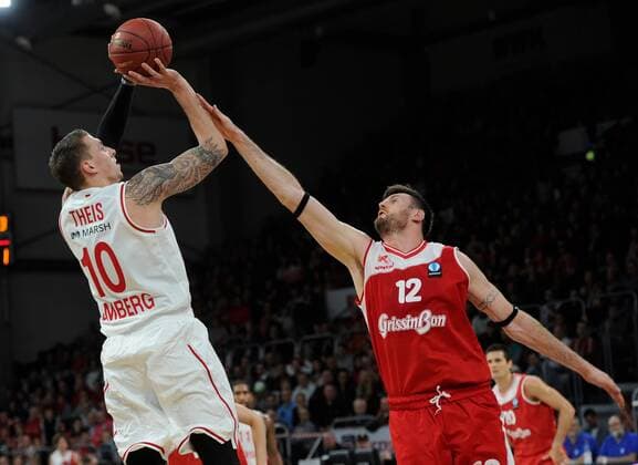 19.11.2014 - Basketball - Saison 2014 2015 - Eurocup : Brose Baskets Bamberg - Grissin Bon Reggio Emilia - HMI - Daniel Theis (10, Brose Baskets Bamberg) gegen Lavrinovic Ksistof (12, Reggio Emilia)