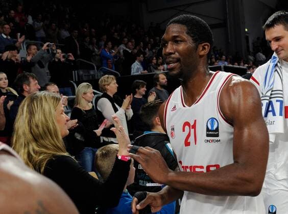 19.11.2014 - Basketball - Saison 2014 2015 - Eurocup : Brose Baskets Bamberg - Grissin Bon Reggio Emilia - HMI - Trevor Mbakwe (21, Brose Baskets Bamberg) klatscht nach Sieg gegen Reggio Emilia bei Fans ab