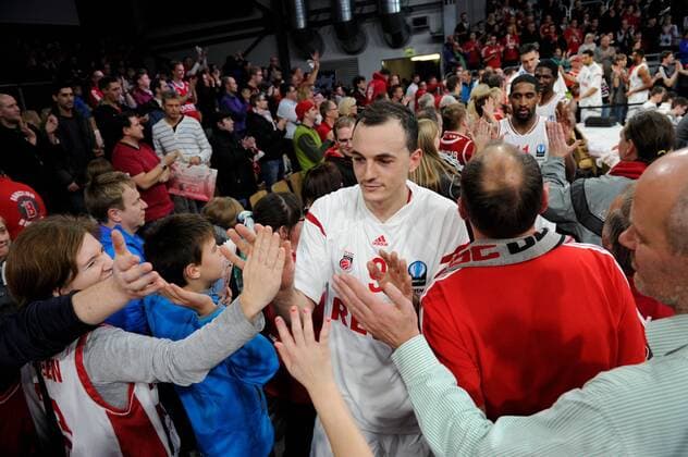 19.11.2014 - Basketball - Saison 2014 2015 - Eurocup : Brose Baskets Bamberg - Grissin Bon Reggio Emilia - HMI - Karsten Tadda (9, Brose Baskets Bamberg) klatscht nach Sieg gegen Reggio Emilia bei Fans ab