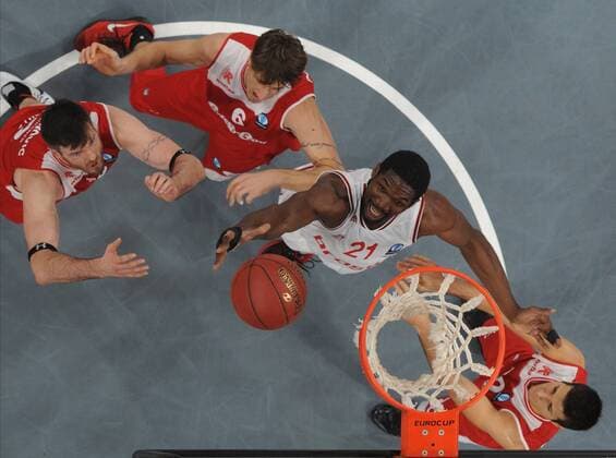 19.11.2014 - Basketball - Saison 2014 2015 - Eurocup : Brose Baskets Bamberg - Grissin Bon Reggio Emilia - HMI - Trevor Mbakwe (21, Brose Baskets Bamberg) gegen Cinciarini Andrea (20, Reggio Emilia), Polonara Achille (6, Reggio Emilia) und Lavrinovic Ksistof (12, Reggio Emilia)