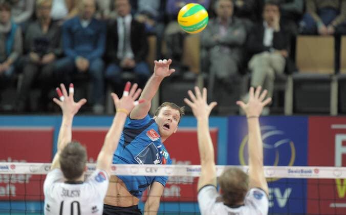 VOLLEYBALL - CEV CL, Tirol vs Budejovice INNSBRUCK,AUSTRIA,19.NOV.14 - VOLLEYBALL - CEV Champions League, Hypo Tirol Volleyballteam vs Jihostroj Ceske Budejovice. Image shows Oliver Venno (Tirol), Petr Sulista and Radek Mach (Budejovice). 