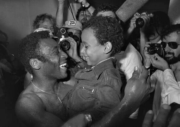Fussball NASL Saison 1976 1977 Soccer Bowl 1977 Cosmos New York - Seattle Sounders 28.08.1977 PELE (Cosmos) feiert die Meisterschaft mit seinem Sohn EDINHO (rechts) in der Kabine. xxNOxMODELxRELEASExx