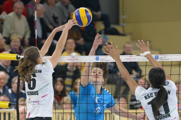 22.11.2014, xtkx, Volleyball 1.Bundesliga Damen, VC Wiesbaden - Köpenicker SV Berlin, v.l. Nadja Schauss (Köpenicker SC), Karine Muijlwijk (VC Wiesbaden), Erica Wilson (Köpenicker SC),