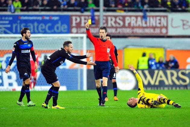 22-11-2014 pmk MV145860 Fussball Herren Bundesliga Saison 2014 2015 SC Paderborn - Borussia Dortmund 0:2 2:2 Verletzung REUS Gelbe Karte Manuel VRANCIC Paderborn Marvin BAKALORZ Paderborn Wolfgang STARK -Schiedsrichter- Marco REUS Dortmund