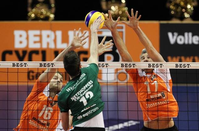 Daniel Heinecke im Angriff, Christian Dünnes, Martin Krystof Sport Volleyball Bundesliga Herren Saison 2014 2015 22.11.2014 BR Volleys Berlin vs. Netzhoppers KW Bestensee Königswusterhausen