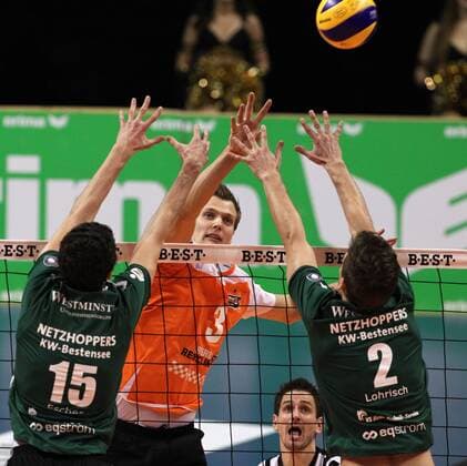 Robert Kromm im Angriff, Georg Escher, Paul Lohrisch Aktion Spielszene Zweikampf Sport Volleyball Bundesliga Herren Saison 2014 2015 22.11.2014 BR Volleys Berlin vs. Netzhoppers KW Bestensee Königswusterhausen