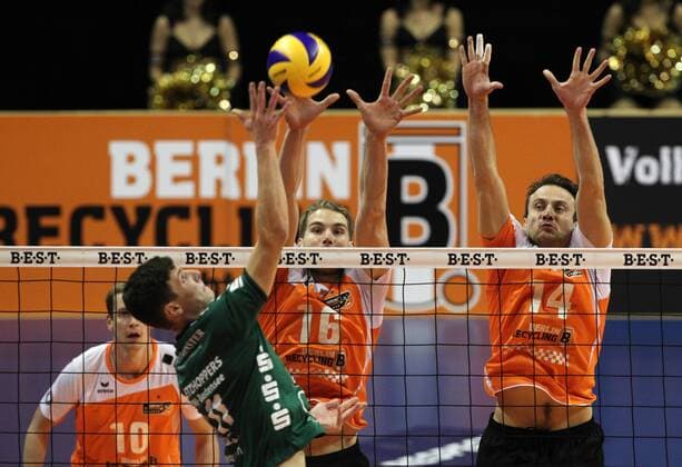 Theo Timmermann im Angriff, Christian Dünnes, Tomas Kmet Aktion Spielszene Zweikampf Sport Volleyball Bundesliga Herren Saison 2014 2015 22.11.2014 BR Volleys Berlin vs. Netzhoppers KW Bestensee Königswusterhausen