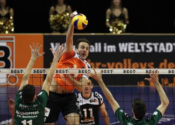 Tomas Kmet im Angriff, Theo Timmermann, Paul Lohrisch Aktion Spielszene Zweikampf Sport Volleyball Bundesliga Herren Saison 2014 2015 22.11.2014 BR Volleys Berlin vs. Netzhoppers KW Bestensee Königswusterhausen