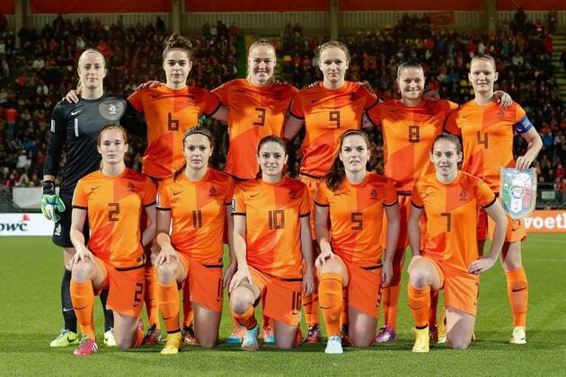 teamfoto Holland women staand (L-R) Loes geurts of Holland women, Tessel Middag of Holland women, Stefanie van der Gragt of Holland women, Vivianne Miedema of Holland women, Sherida Spitse of Holland women, Mandy van den Berg of Holland women zittend (L-R) Desiree van Lunteren of Holland women, Lieke Martens of Holland women, Danielle van de Donk of Holland women, Siri Worm of Holland women, Manon Melis of Holland women during the women World Cup 2015 qualifying match between Netherlands and Kyocera stadium on November 22, 2014 in The Hague, The Netherlands Netherlands women women qualification play-off worldcup 2014 2015 xVIxVIxIMAGESx xEricxVerhoevenxIVx 3291676