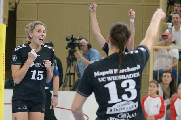 23.11.2014, xtkx, Volleyball 1.Bundesliga Damen, VC Wiesbaden - VCO Berlin, v.l. Jennifer Pettke (VC Wiesbaden), Regina Burchardt (VC Wiesbaden),