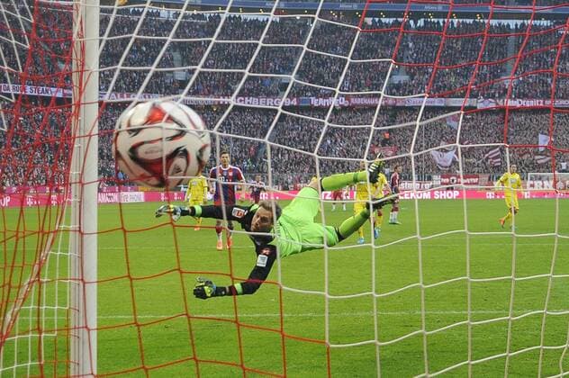 Mario GOETZE,GÖTZE (Bayern Muenchen,i) schiesst das Tor zum 1-0,Aktion,Torwart Oliver BAUMANN (1899) streckt sich vergeblich,Hintertorkamera,Hintertorperspektive,Torschuss, FC Bayern Muenchen-TSG 1899 Hoffenheim 4-0. Fussball,Liga 1,1. Bundesliga,Spieltag12, 12.Spieltag am 22.11.2014. A L L I A N Z A R E N A.