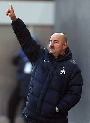 MOSCOW REGION, RUSSIA. NOVEMBER 23, 2014. Dynamo Moscow s head coach Stanislav Cherchesov instructs his team in their Russian Premier League Round 14 football match against Terek Grozny at Khimki Arena. Dynamo Moscow won the game 3-0.  RE155963