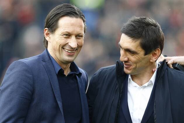 22.11.2014, HDI-Arena, Hannover, Ligaspiel, 1. Liga, Hannover 96 vs Bayer 04 Leverkusen, im Bild Die beiden Trainer Roger Schmidt (Trainer, Bayer 04 Leverkusen. li.) und Tayfun Korkut (Trainer, Hannover 96) lachen im Gespräch Hannover 96 vs Bayer 04 Leverkusen