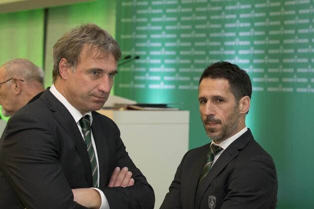 24.11.2014, Werder-Halle, Bremen, Mitgliederversammlung im Bild Marco Bode (Vorsitzender Aufsichtsrat, Werder Bremen, li.) im Gespräch mit Thomas Eichin (Geschäftsführer Sport, Werder Bremen) Werder Bremen - Mitgliederversammlung