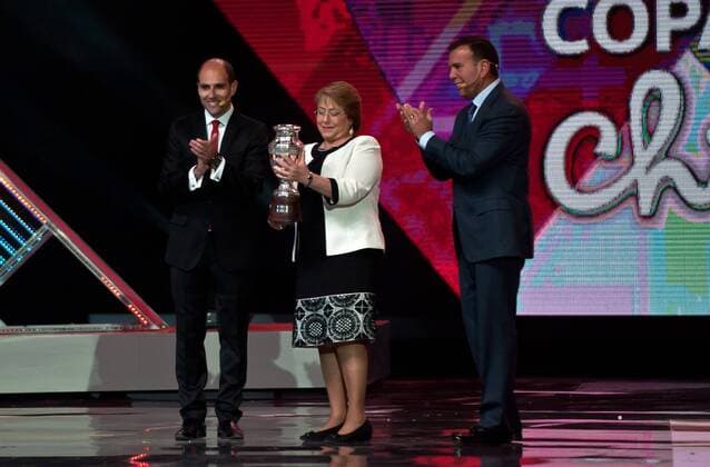 Aktuell Fussball, Copa America 2015 Chile , Auslosung (141125) -- VINA DEL MAR, Chile s President Michelle Bachelet (C) receives a replica of the Copa America during the official draw, in Vina del Mar, Chile, on Nov. 24, 2014. Jorge Villegas) (rtg) (SP)CHILE-VINA DEL MAR-COPA AMERICA-DRAW e JORGExVILLEGAS 