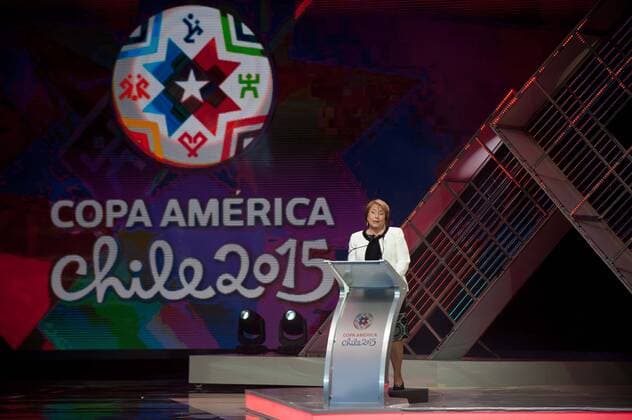 Aktuell Fussball, Copa America 2015 Chile , Auslosung (141125) -- VINA DEL MAR, Chile s President Michelle Bachelet delivers a speech during the official draw of the Copa America Chile 2015, in Vina del Mar, Chile, on Nov. 24, 2014. Jorge Villegas) (rtg) (SP)CHILE-VINA DEL MAR-COPA AMERICA-DRAW e JORGExVILLEGAS 