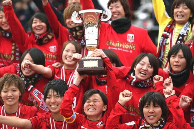 Michi Goto (Reds Ladies), NOVEMBER 24, 2014 - Football Soccer : Michi Goto of Urawa Reds Ladies celebrates winning their league title with the trophy after the 2014 Nadeshiko League Exciting Series match between Urawa Reds Ladies 0-1 Albirex Niigata Ladies at Urawakomaba Stadium, Saitama, Japan. æµ¦å’Œãƒ¬ãƒƒã‚ºãƒ¬ãƒ‡ã‚£ãƒ¼ã‚¹  (mjxa136472)