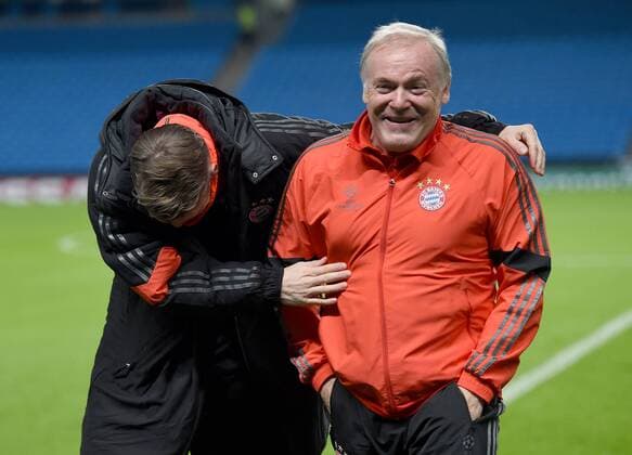 FUSSBALL CHAMPIONS LEAGUE SAISON 2014 2015 Vorrunde Manchester City - FC Bayern Muenchen 25.11.2014 Bastian Schweinsteiger (li) mit Hermann Gerland (re, FC Bayern Muenchen) 