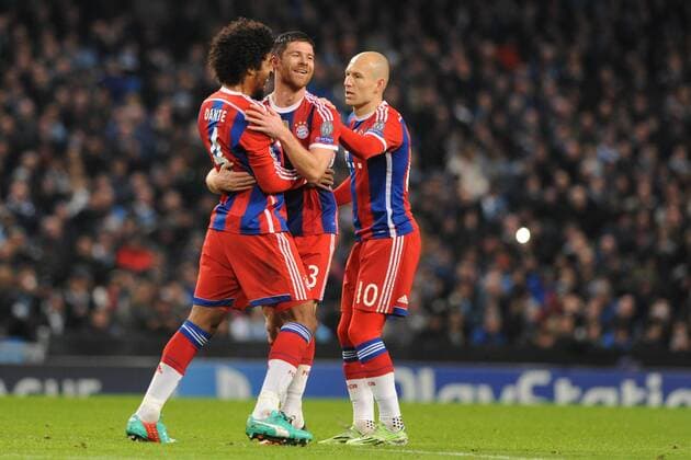 Fussball Champions League Vorrunde 5. Spieltag Manchester City - FC Bayern Muenchen am 25.11.2014 im Etihad Stadium in Manchester Jubel nach dem Tor zum 1:1 durch Xabi Alonso ( München ), mitte - Dante ( München ), links - Arjen Robben ( München ), rechts