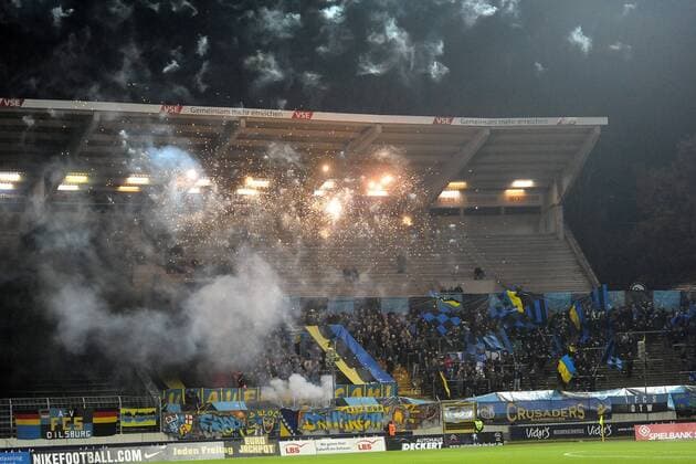 Fußball, Stadiongeschichte 1. FC Saarbrücken Im Saarbrücker Fanblock brennt es, Bengalos und Feuerwerk, 1.FC Saarbrücken, Fussball, Regionalliga Suedwest,25.11.2014, , EP_PFZ