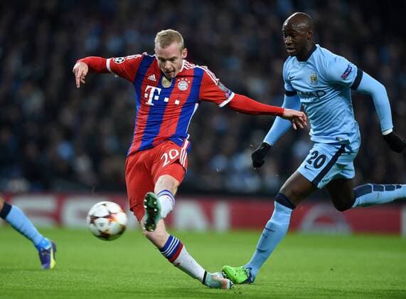 FUSSBALL CHAMPIONS LEAGUE SAISON 2014 2015 Vorrunde Manchester City - FC Bayern München 25.11.2014 Sebastian Rode (li, FC Bayern München) gegen Eliaquim Mangala (Manchester City) 