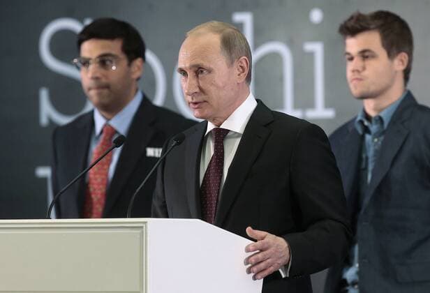 SOCHI, RUSSIA.NOVEMBER 25, 2014. Indian chess player Viswanathan (Vishy) Anand, left, and chess champion Magnus Carlsen (R) of Norway look on as Russia s president Vladimir Putin (C) speaks at an awarding ceremony for the FIDE World Chess Championship 2014.  premiumd RE155CA4