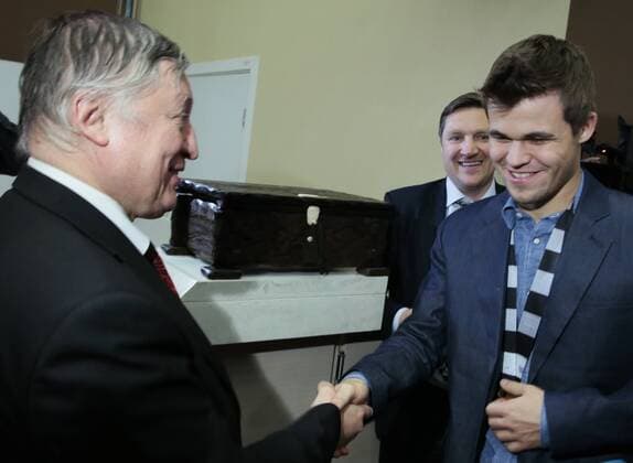 SOCHI, RUSSIA.NOVEMBER 25, 2014. Russian chess master Anatoly Karpov and chess champion Magnus Carlsen (L-R) shake hands after an awarding ceremony after winning the FIDE World Chess Championship 2014.  premiumd RE155CE4