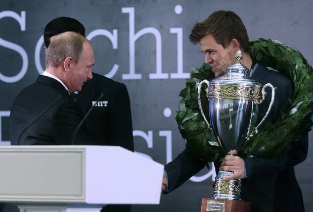 SOCHI, RUSSIA.NOVEMBER 25, 2014. Russia s president Vladimir Putin (L) and Chess champion Magnus Carlsen of Norway shake hands during an awarding ceremony for the FIDE World Chess Championship 2014.  premiumd RE155CE8