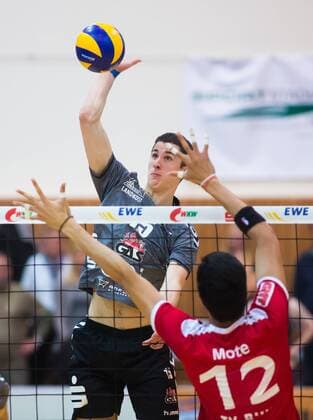 Bestensee, Deutschland, 26.11.2014: Volleyball Bundesliga Saison 2014 2015 - Netzhoppers KW - TV Buehl Bühl. Georg Escher (Netzhoppers 15) gegen den Block aus Nehemiah Mote (Buehl)