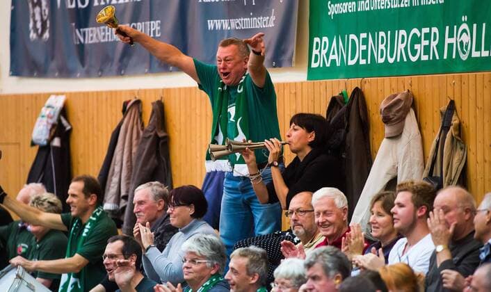 Bestensee, Deutschland, 26.11.2014: Volleyball Bundesliga Saison 2014 2015 - Netzhoppers KW. ein jubelnder Fan der Netzhoppers