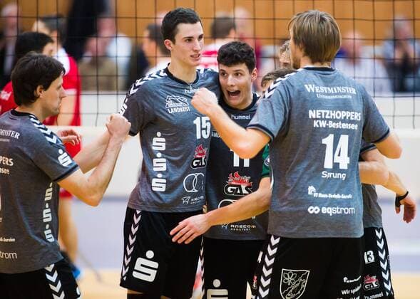 Bestensee, Deutschland, 26.11.2014: Volleyball Bundesliga Saison 2014 2015 - Netzhoppers KW - TV Buehl Bühl. Jubel der Netzhoppers: v.li. Arvid Kinder (Netzhoppers 6), Georg Escher (Netzhoppers 15), Theo Timmermann (Netzhoppers 11), Paul Sprung (Netzhoppers 14)