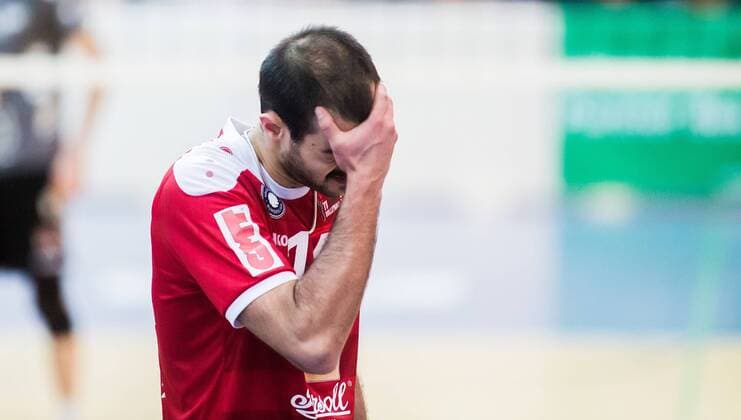 Bestensee, Deutschland, 26.11.2014: Volleyball Bundesliga Saison 2014 2015 - Netzhoppers KW - TV Buehl Bühl. Mark Plotyczer (Buehl) frustriert