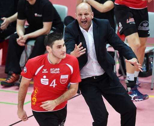 Volleyball 1. Bundesliga Saison 2014 2015 in Tuebingen 26.11.2014 TV Rottenburg - Berlin Recycling Volleys JUBEL TVR; Trainer Hans Peter Mueller - Angstenberger (TV Rottenburg,re) mit Federico Cipollone (TV Rottenburg) 