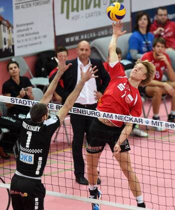 Volleyball 1. Bundesliga Saison 2014 2015 in Tuebingen 26.11.2014 TV Rottenburg - Berlin Recycling Volleys Dirk Mehlberg (TV Rottenburg,re) gegen Scott Touzinsky (Berlin,li) 