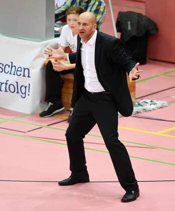 Volleyball 1. Bundesliga Saison 2014 2015 in Tuebingen 26.11.2014 TV Rottenburg - Berlin Recycling Volleys Trainer Hans Peter Mueller - Angstenberger (TV Rottenburg) fassungslos 