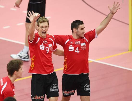 Volleyball 1. Bundesliga Saison 2014 2015 in Tuebingen 26.11.2014 TV Rottenburg - Berlin Recycling Volleys JUBEL TVR, Lars Wilmsen (TV Rottenburg,li) mit Federico Cipollone (TV Rottenburg,re) 