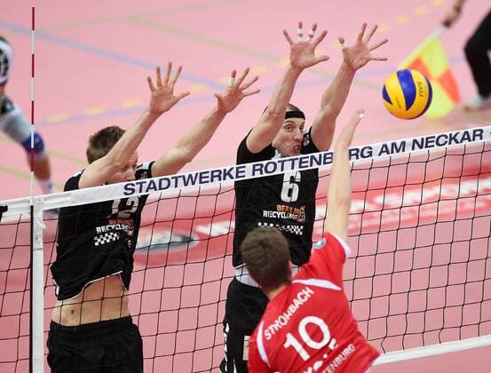 Volleyball 1. Bundesliga Saison 2014 2015 in Tuebingen 26.11.2014 TV Rottenburg - Berlin Recycling Volleys Tom Strohbach (TV Rottenburg,vorne) gegen Paul Carroll (Berlin,li) und Felix Fischer (Berlin,re) im Block 