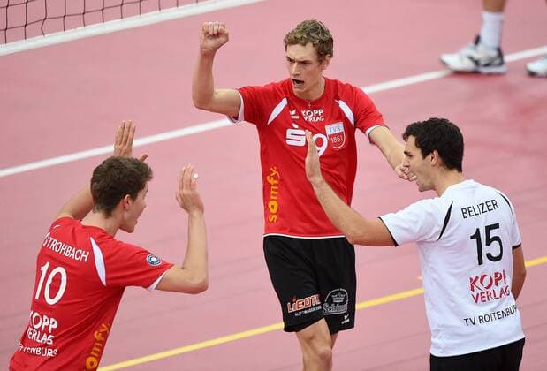 Volleyball 1. Bundesliga Saison 2014 2015 in Tuebingen 26.11.2014 TV Rottenburg - Berlin Recycling Volleys JUBEL TVR, Tom Strohbach (TV Rottenburg,li) mit Lars Wilmsen (TV Rottenburg,mitte) und Willy Belizer (TV Rottenburg,re) 