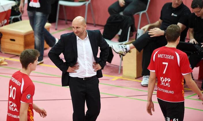 Volleyball 1. Bundesliga Saison 2014 2015 in Tuebingen 26.11.2014 TV Rottenburg - Berlin Recycling Volleys Entaeuschung TVR, Tom Strohbach (TV Rottenburg),li) Trainer Hans Peter Mueller - Angstenberger (TV Rottenburg, mitte) und Sven Metzger (TV Rottenburg,re) 