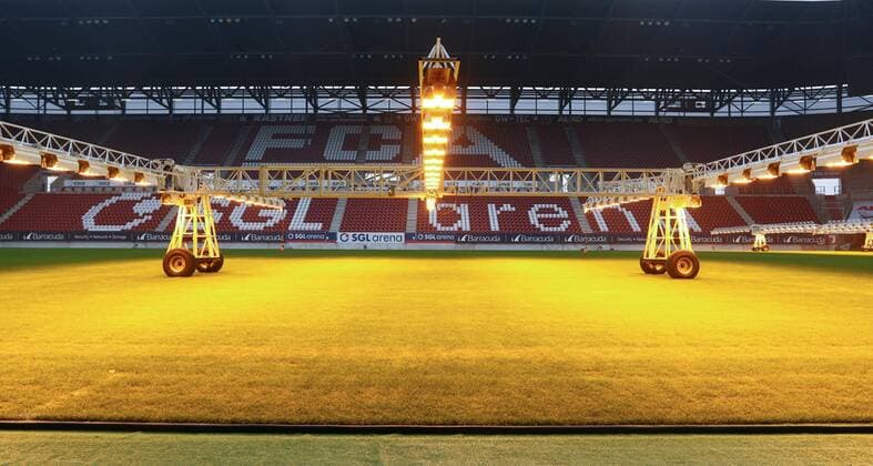 Fußball, Stadiongeschichte FC Augsburg neue Rasen-Beleuchtungsanlage zur Förderung des Rasen-Wachstums in der SGL-Arena, Heimspielstätte FC Augsburg