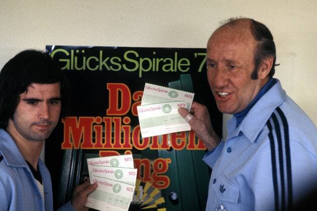 Gerd Müller (li.) und Bundestrainer Helmut Schön (beide BR Deutschland) werben für Das Millionen Ding der Glücksspirale 73