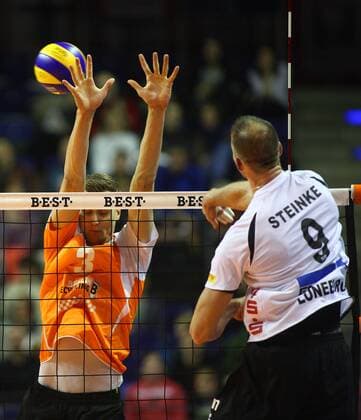 Berlin, Deutschland, 29.11.2014: Volleyball Bundesliga 2014 2015 - BR Volleys - SVG Lueneburg. Falko Steinke (Lueneburg) gegen den Block aus Robert Kromm (BR Volleys 3)