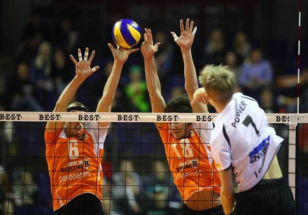 Berlin, Deutschland, 29.11.2014: Volleyball Bundesliga 2014 2015 - BR Volleys - SVG Lueneburg. Jannik Pörner Poerner (Lueneburg) gegen den Block aus Felix Fischer (BR Volleys 6), Francesco De Marchi (BR Volleys 18)