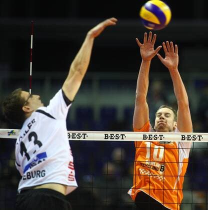 Berlin, Deutschland, 29.11.2014: Volleyball Bundesliga 2014 2015 - BR Volleys - SVG Lueneburg. Stefan Köhler Koehler (Lueneburg) gegen den Block aus Sebastian Köhner Kuehner (BR Volleys 10)